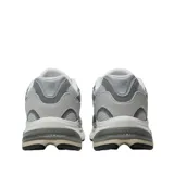 Championes urbanos New Balance modelo 2010, color gris con detalles en blanco y negro. Confeccionados con una combinación de malla transpirable, nobuk y materiales sintéticos. Presentan entresuela con tecnología ABZORB para absorción de impactos, inserciones SBS en talón y antepié, y refuerzo TPU Stability Web en la zona media.