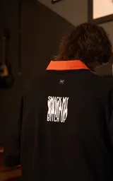 Remera de manga corta con cuello redondo y corte oversize, confeccionada en algodón premium. Presenta un estampado frontal con diseño gráfico inspirado en la banda The Prodigy, con elementos visuales que incluyen rostros, tipografía y motivos abstractos.