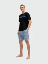 Conjunto de pijama para hombre marca BOSS, compuesto por una remera negra de manga corta con una franja azul en el pecho y un short a cuadros celestes y blancos.