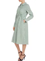 Vestido camisero midi con estampado de rayas verticales verdes y blancas, cuello inglés, cierre de botones y cinturón anudable.