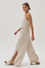 Top de lino con escote cuadrado y breteles anchos, de corte recto y calce holgado.