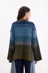 Sweater de punto con diseño en bloques de tonos marrones y tostados, cuello redondo y mangas largas amplias.