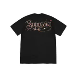 Camiseta de manga corta Supreme color negro con estampado gráfico en la espalda simulando pedrería multicolor formando el logotipo de la marca.