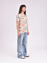 Remera blanca con estampado abstracto en color marrón.