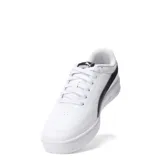 Championes Puma modelo Court Classic Clean, de diseño urbano inspirado en el baloncesto retro. Presentan un exterior de material sintético blanco con la icónica franja lateral de la marca en color negro. Cuentan con cierre de cordones, interior forrado y plantilla SoftFoam+ para mayor amortiguación.