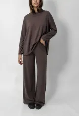 Conjunto de dos piezas compuesto por un sweater de cuello redondo y mangas largas con calce holgado, y un pantalón de corte recto y tiro alto con cintura elástica. Ambas prendas están confeccionadas en tejido de angorina suave.