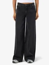 Jean de corte wide leg con tiro medio, confeccionado en denim de color negro. Presenta un diseño clásico de cinco bolsillos, cierre frontal con botón y cremallera, y pernera ancha.