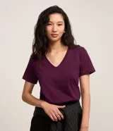Remera básica de algodón color bordó, de manga corta, con escote en V y corte clásico.