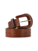 Cinturón de cuero color marrón con hebilla forrada en cuero.