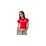 Remera roja de manga corta, con bandas laterales y en los hombros en color rosado claro. Cuenta con estampados gráficos en blanco en el pecho, incluyendo la inscripción "EMESTUDIOS".