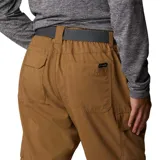 Pantalón convertible de senderismo color marrón, con diseño funcional que permite desmontar las perneras mediante cremalleras para convertirlo en short. Cuenta con bolsillos cargo laterales, bolsillos de seguridad con cierre y cinturón integrado.
