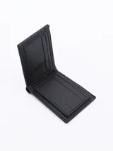 Billetera plegable color marrón, con costuras en contraste de color claro.