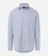 Camisa de vestir masculina de manga larga, confeccionada en tricolina con un sutil estampado de cuadros grid. Presenta cuello clásico, abotonadura frontal y puños con botones.