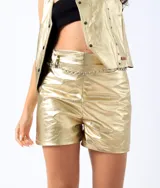 Short dorado de cuero sintético con cadena plateada en la cintura.