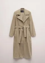 Chaqueta larga de cuero color tostado, tipo trench, con solapas amplias, cierre cruzado con botones y cinturón ajustable del mismo material.