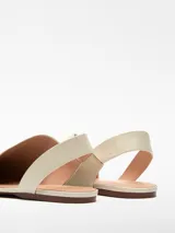 Zapato plano destalonado de mujer color crema, con escote asimétrico, puntera cuadrada y plantilla memory foam.