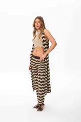 Pantalón de hilo con patrón zig zag en tonos chocolate y dorado.