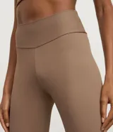 Legging deportiva de tiro alto confeccionada en microfibra acanalada, con diseño ajustado y textura acanalada.