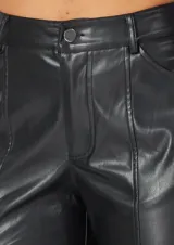 Pantalón cargo de tiro medio confeccionado en cuero sintético negro, con diseño de corte recto, bolsillos laterales tipo cargo con solapa y costuras verticales decorativas en el frente.