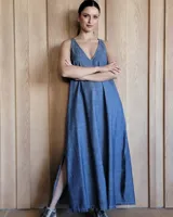 Vestido largo azul melange de corte imperio, con escote en V y breteles finos. Presenta tajo lateral en la falda.