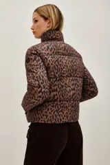 Campera puffer de corte corto con estampado animal print. Cuenta con cierre frontal, cuello alto y bolsillos laterales con cierre.