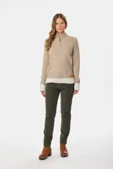 Pantalón de corte recto confeccionado en pana con spandex, que ofrece elasticidad y un ajuste cómodo. Presenta un diseño clásico de cinco bolsillos con cierre frontal y botón.