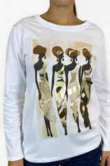 Remera de manga larga color blanco, con cuello redondo y estampado frontal artístico que representa siluetas femeninas en tonos dorados y marrones.