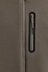 Sudadera con capucha y cierre de cremallera frontal, color negro, confeccionada en tejido técnico compacto de algodón elástico. Presenta cuello subido, bolsillos frontales con cremallera y acabado termofijado, y puños y bajo en rib del mismo tejido.