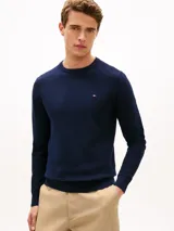 Sweater Tommy Hilfiger de punto texturizado color azul marino, con cuello redondo y mangas largas. Presenta detalles de punto canalé en el cuello, los puños y el bajo, además de un pequeño logo bordado en el pecho.