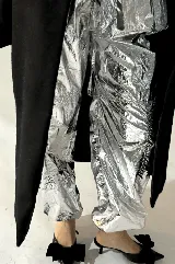Pantalón parachute oversize color plateado metalizado, con cintura y tobillos elásticos, de corte amplio y cómodo.