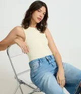 Body color marrón, sin mangas, con cuello halter y cierre en la entrepierna.