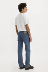 Jean Levi's modelo 505 Regular Fit, color azul medio, de pierna recta y tiro alto. Cuenta con cierre de cremallera y cinco bolsillos.