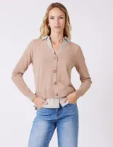 Buzo de punto fino color beige con diseño de camisa incorporada. Presenta escote en V con cierre frontal de botones, mangas largas con puños acanalados y cuello y ruedo con estampado de rayas verticales que simulan una camisa debajo.