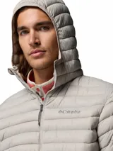 Campera acolchada con capucha, diseñada con tecnología de repelencia Omni-Shield y aislamiento térmico Thermarator de poliéster reciclado. Cuenta con cierre frontal, bolsillos laterales con cremallera, protector de mentón y dobladillo ajustable.