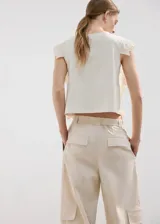 Top blanco de algodón con cuello redondo, detalles bordados, inserciones de encaje y terminaciones festoneadas en mangas y ruedo.