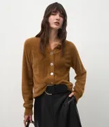 Cardigan de tricot con textura tipo peluche, de calce regular, con cierre frontal de botones y escote redondeado.