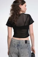 Top corto de microtul con estampado de leopardo en tonos grises.