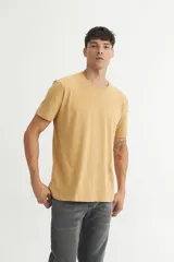 Remera básica color blanco de corte clásico y mangas cortas.