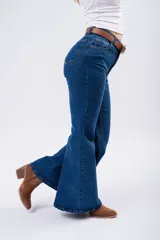 Pantalón de jean estilo Oxford de tiro alto, con ajuste en muslos y corte acampanado en la parte inferior. Presenta un lavado azul clásico y costuras reforzadas.