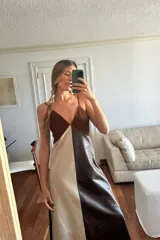 Vestido largo de cuero color marrón, beige y negro, con breteles finos y escote en la espalda. Confeccionado en cuero antílope y napa ovina.