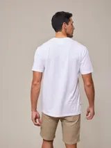 Remera blanca de algodón con cuello redondo y manga corta.