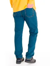 Pantalón de jean corte slim, color azul oscuro, con costuras en contraste y diseño clásico de cinco bolsillos.