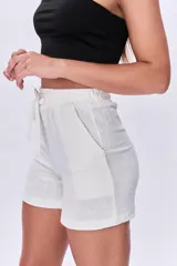 Short de tiro alto color crudo, con cintura elástica ajustable con cordón, bolsillos laterales y ruedo con dobladillo.