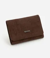 Billetera femenina de tamaño mediano con formato sobre y estructura firme. Presenta un acabado texturizado en color marrón y cuenta con una placa metálica decorativa con el logo de la marca en la parte frontal.