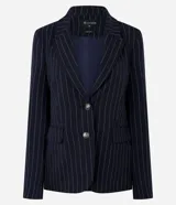 Blazer de sastrería estructurado color azul marino con estampado de rayas verticales blancas (risca de tiza). Presenta solapa clásica, cierre frontal con dos botones, bolsillos laterales con solapa y forro interno.