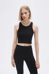 Top cropped de cuello redondo y diseño entallado, confeccionado en tejido acanalado.