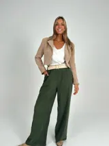 Chaqueta corta color beige, estilo blazer cropped, confeccionada en simil pana de algodón y lycra.