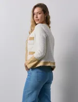 Chaqueta Nanette de tejido tweed y denim color blanco con cuello a la base y abertura central. Delantera con bolsillos, puño con aplique de botones metálicos y terminación desflecada.