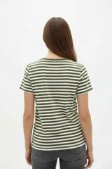 Remera de manga corta con escote en V, confeccionada en algodón con diseño de rayas horizontales en tono azul marino y blanco.