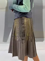 Falda midi de lana estampada a mano con engomado brillante tono sobre tono y tablas irregulares hechas a mano. Tiene bolsillos laterales.